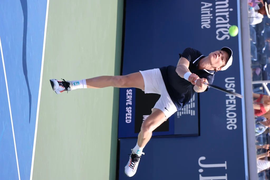 Jannik Sinner thi đấu tennis minh họa ATP Tour