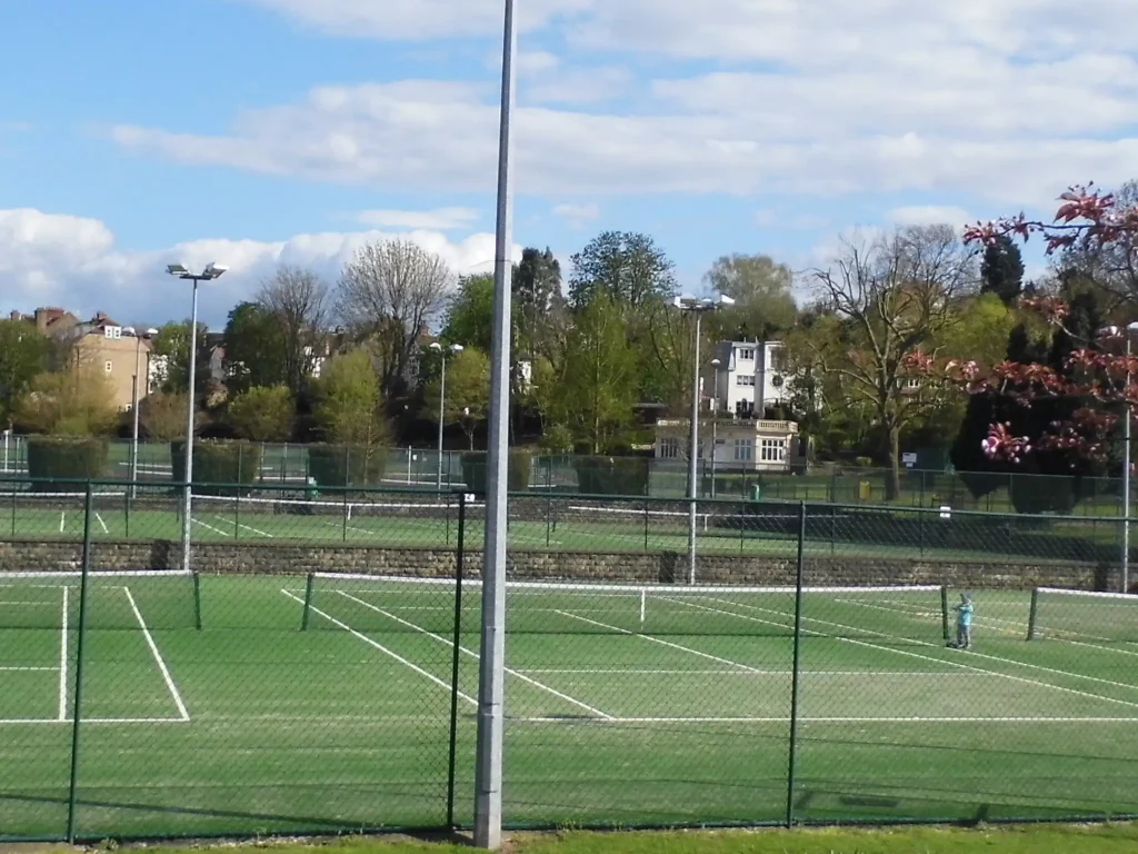 Sân tennis Wimbledon Park minh họa lịch tennis ngày mai