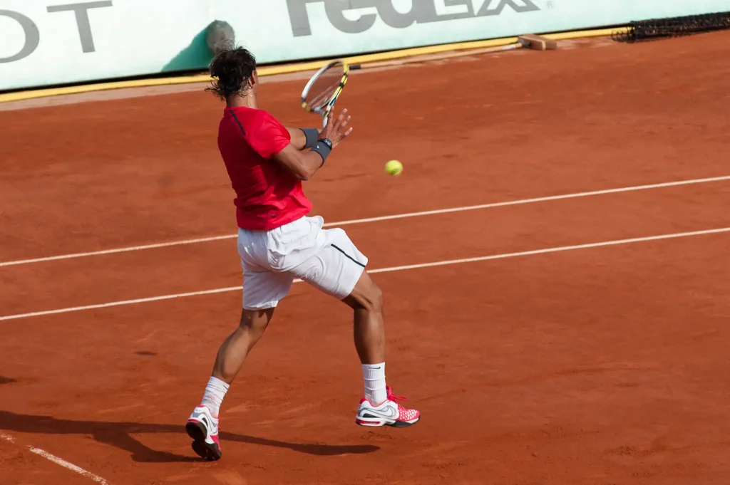 Tay vợt thi đấu trên sân đất nện Roland Garros